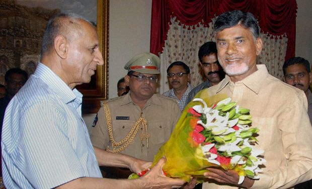 governer narasimhan,chadrababu naidu,delhi tour,shake hand  గవర్నర్‌ రాజకీయ క్రీడ..!!